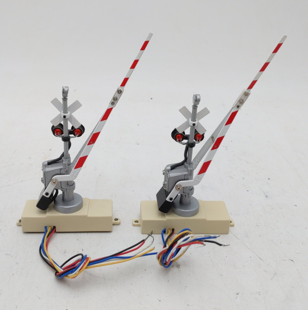 MTH 30-11012 O Gauge Operating Crossing Gates Signal (Box of 2) EX