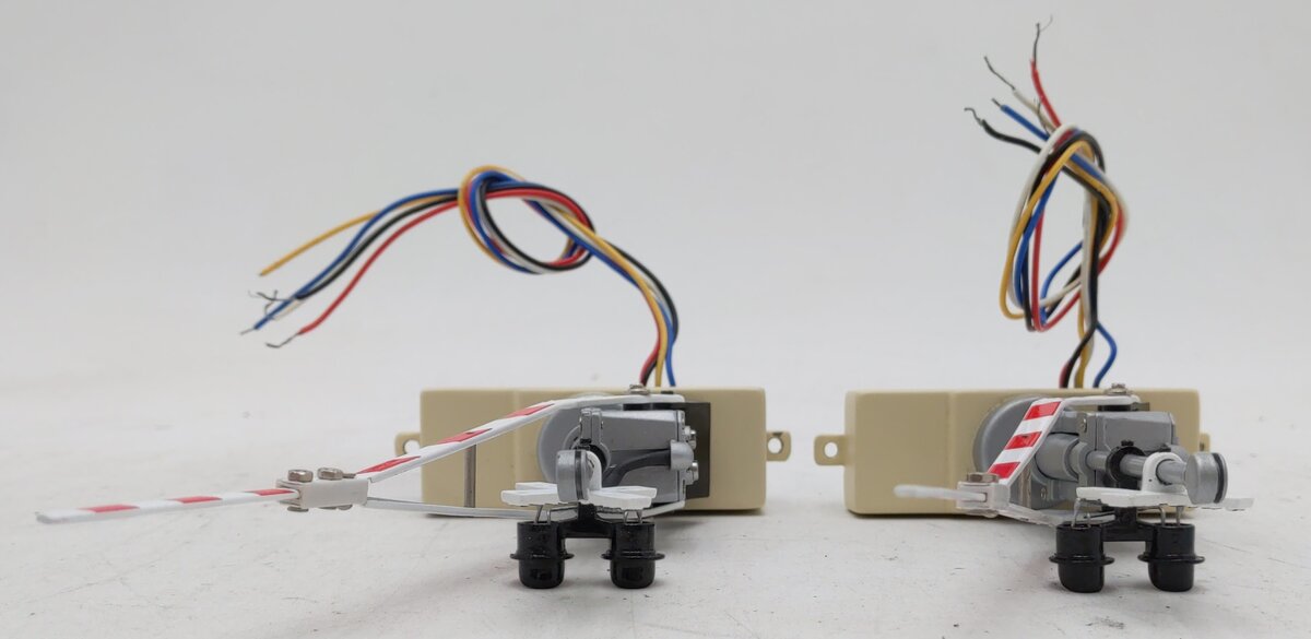 MTH 30-11012 O Gauge Operating Crossing Gates Signal (Box of 2) EX