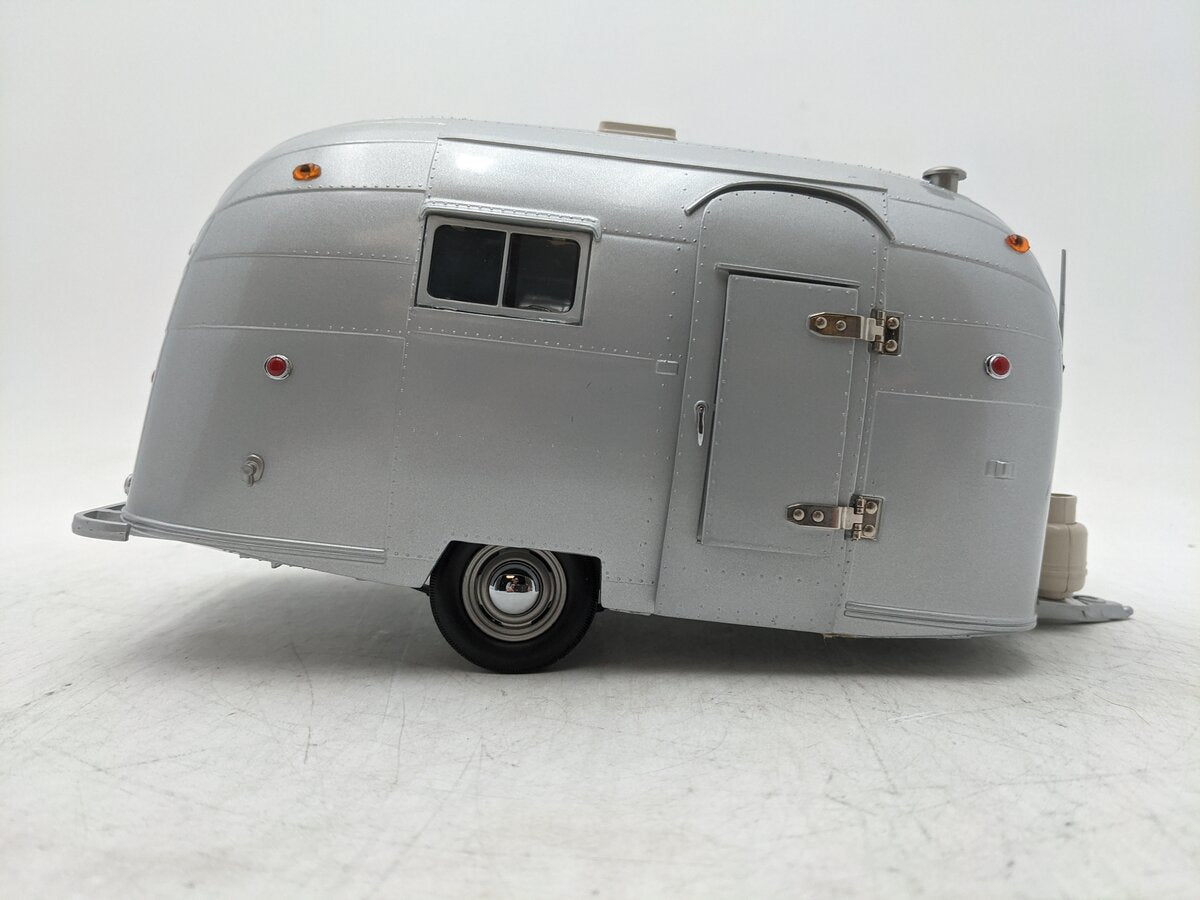 Motor City 2782 1:18 Scale Classics Airstream Trailer EX