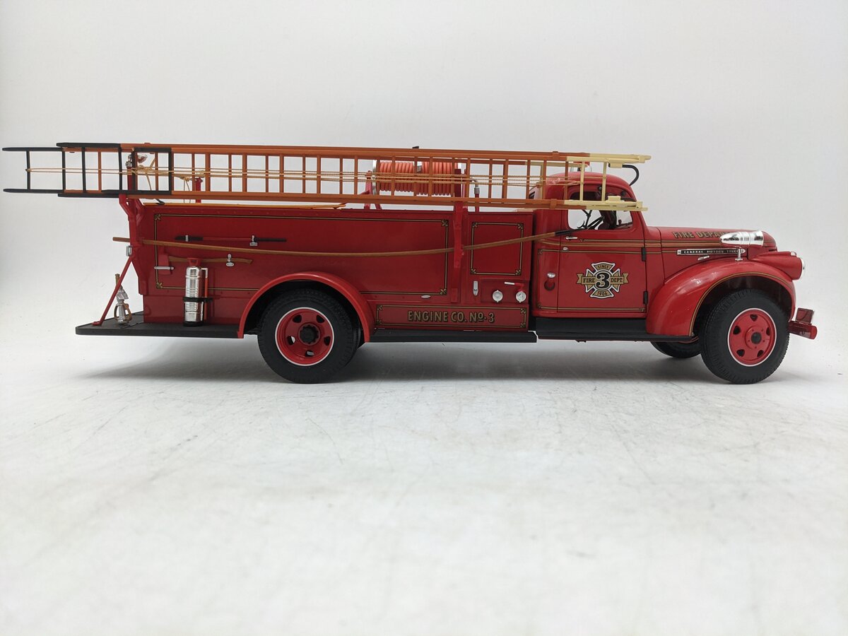Die Cast Promotions 1:16 1941 GMC Pumper Fire Truck EX