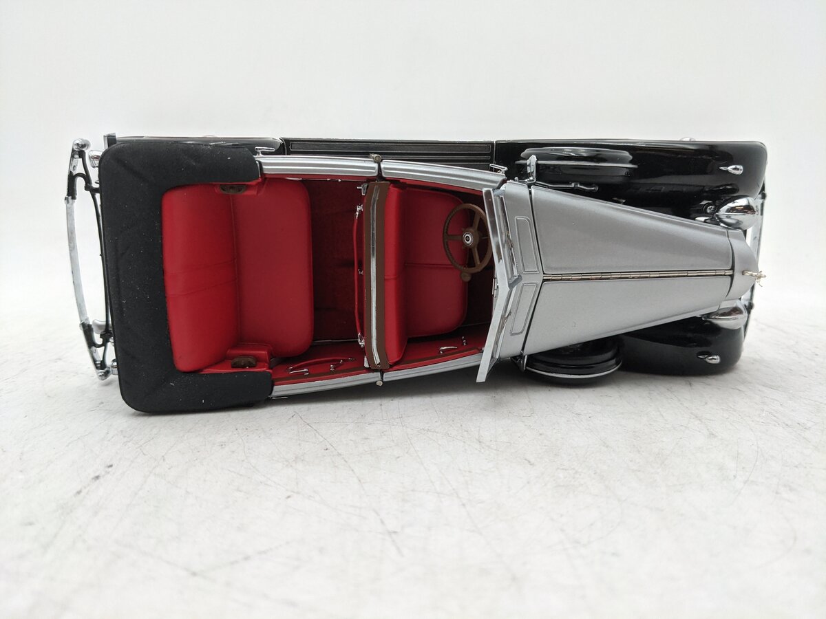 Franklin Mint 1:24 Scale 1934 Packard W/ Display Case EX