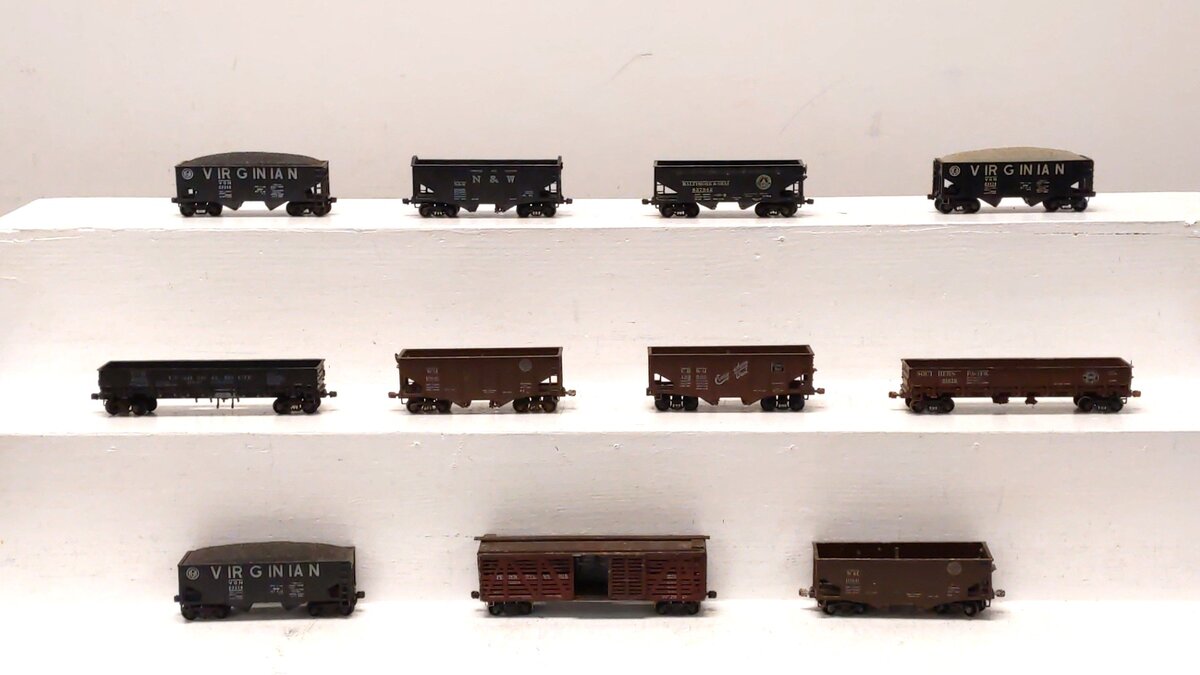 HO Scale Assorted Weathered Freight Cars [11] Custom