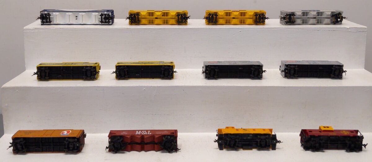 AHM HO Scale Assorted Freight Cars-Covered Hopper, Reefer, Hopper, Caboose [12] EX