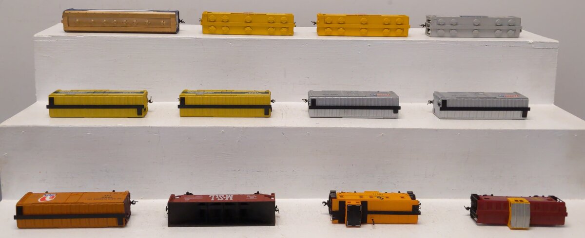 AHM HO Scale Assorted Freight Cars-Covered Hopper, Reefer, Hopper, Caboose [12] EX