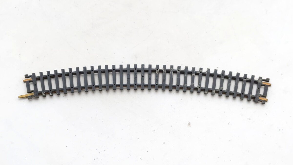 Atlas 33 HO Scale Snap-Track 18" Radius Curved Track Sections (70) VG