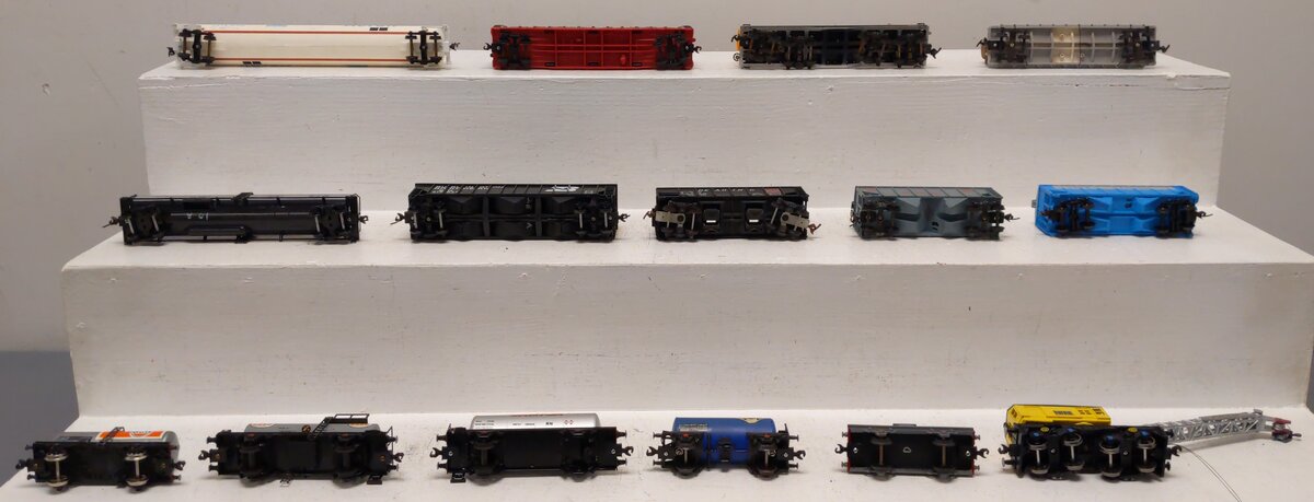 Assorted HO Scale Freight-Hoppers, Tanks, Hoppers, Flatcar, & Crane[15] EX