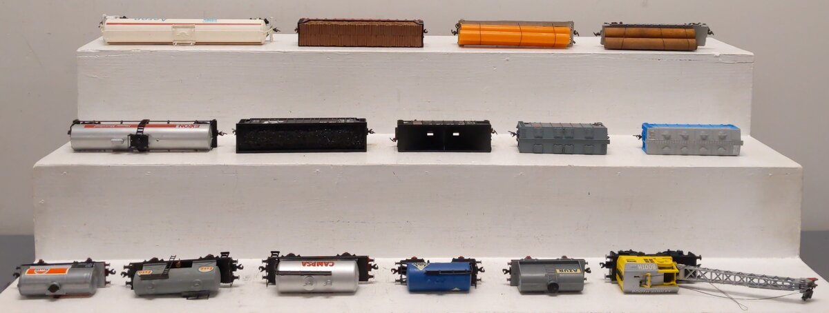 Assorted HO Scale Freight-Hoppers, Tanks, Hoppers, Flatcar, & Crane[15] EX