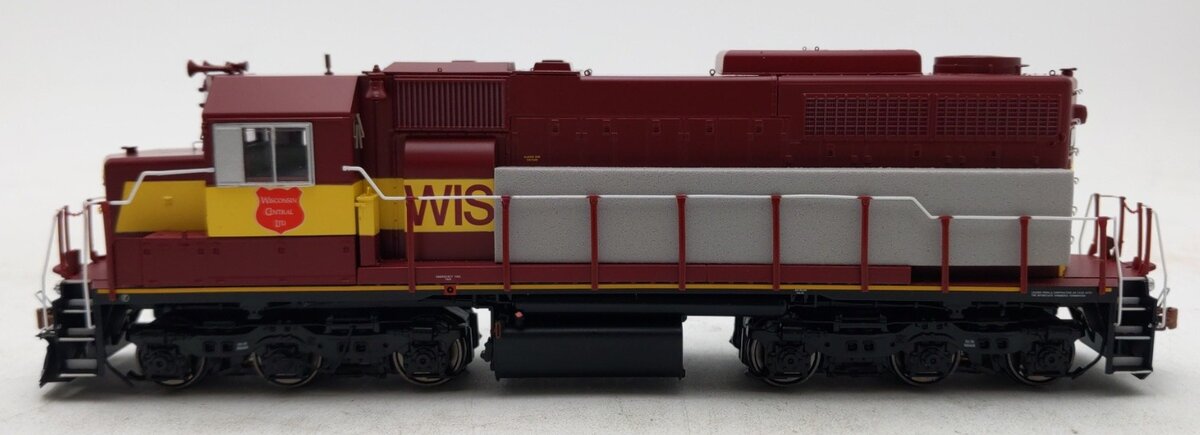 Scale Trains SXT70076 HO Wisconsin Central EMD SDL39 Diesel #586 - DCC Ready LN/Box