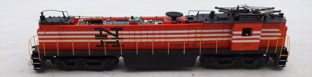 Bachmann 82404 HO New Haven GE E33 Electric Locomotive #300 w/ Flywheel Drive/Box