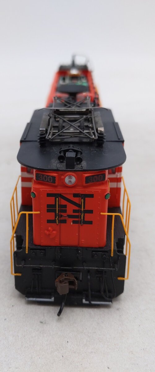 Bachmann 82404 HO New Haven GE E33 Electric Locomotive #300 w/ Flywheel Drive/Box