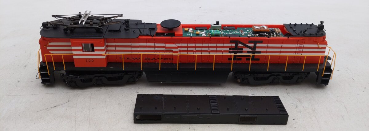 Bachmann 82404 HO New Haven GE E33 Electric Locomotive #300 w/ Flywheel Drive/Box