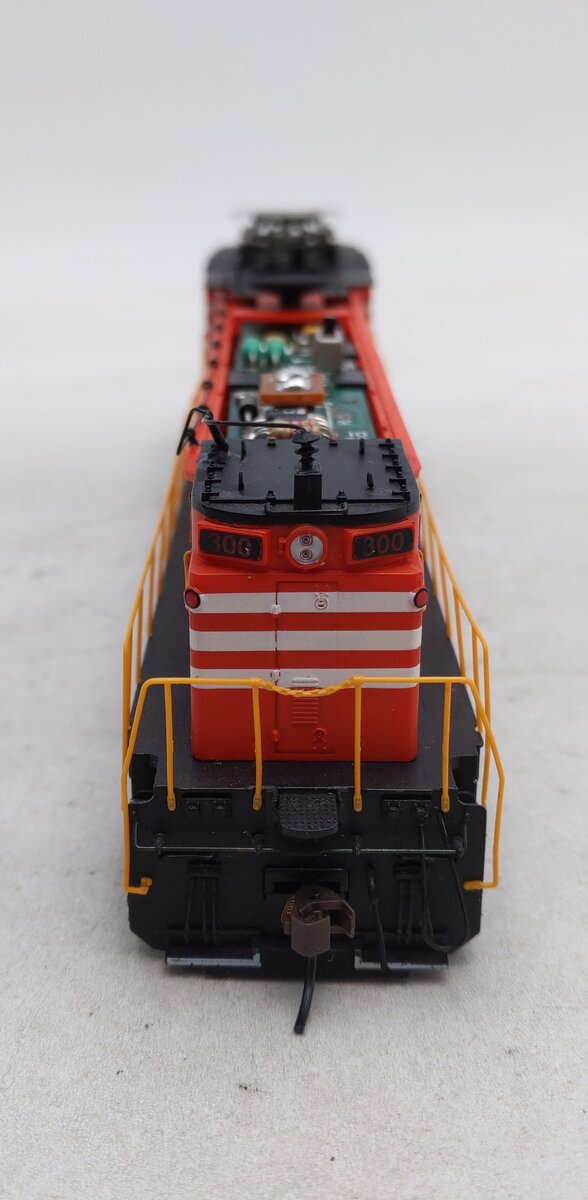 Bachmann 82404 HO New Haven GE E33 Electric Locomotive #300 w/ Flywheel Drive/Box