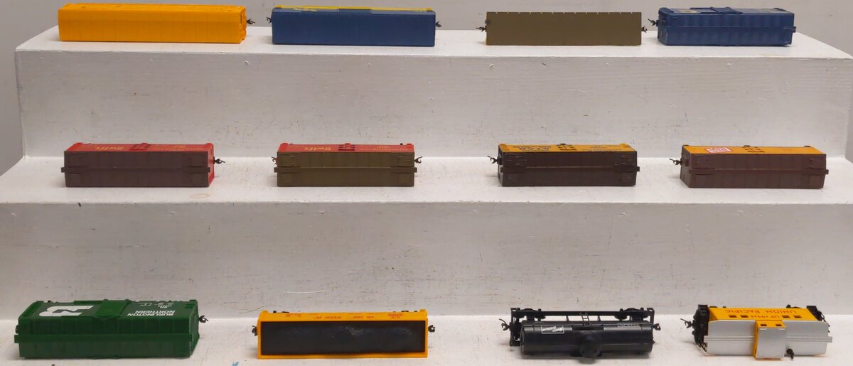 Life Like HO Assorted Freight-Boxcars, Reefer, Gondola, Flat,Tank, & Caboose[12] EX