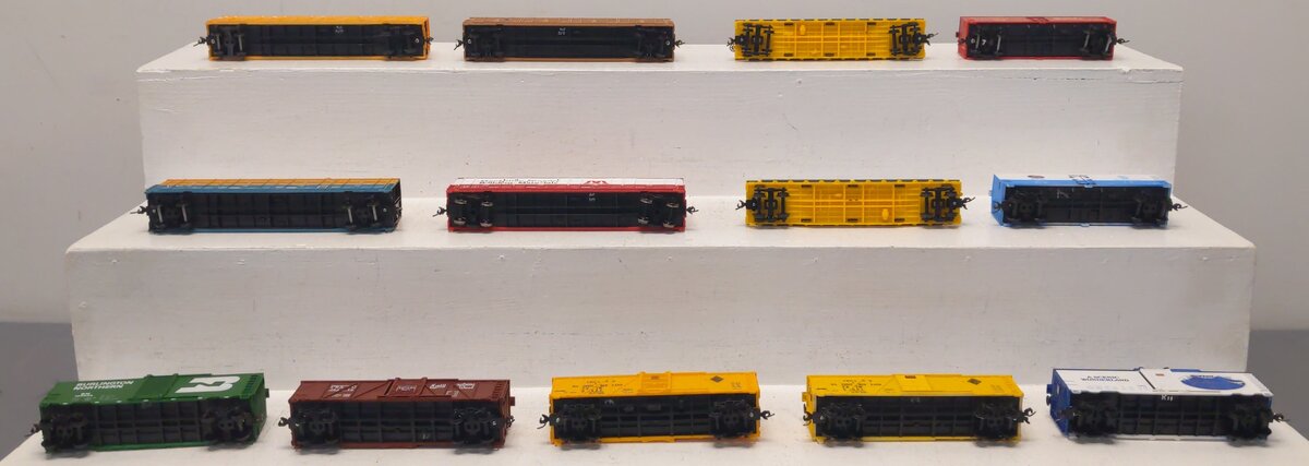 Life Like HO Scale Assorted Freight-Boxcar, Reefer Cars, Flat Cars [13] EX