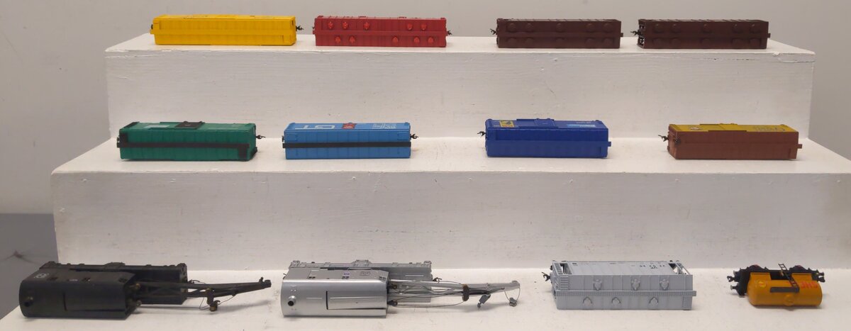 Assorted HO Scale Assorted Freight- Boxcars, Covered Hoppers, Crains, Tank [12] EX