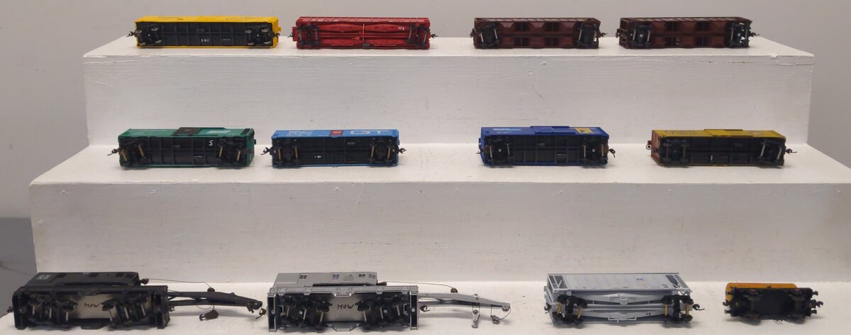 Assorted HO Scale Assorted Freight- Boxcars, Covered Hoppers, Crains, Tank [12] EX