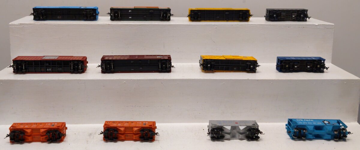 Assorted HO Scale Assorted Freight-Boxcars, Hoppers, & Covered Hoppers [12] EX