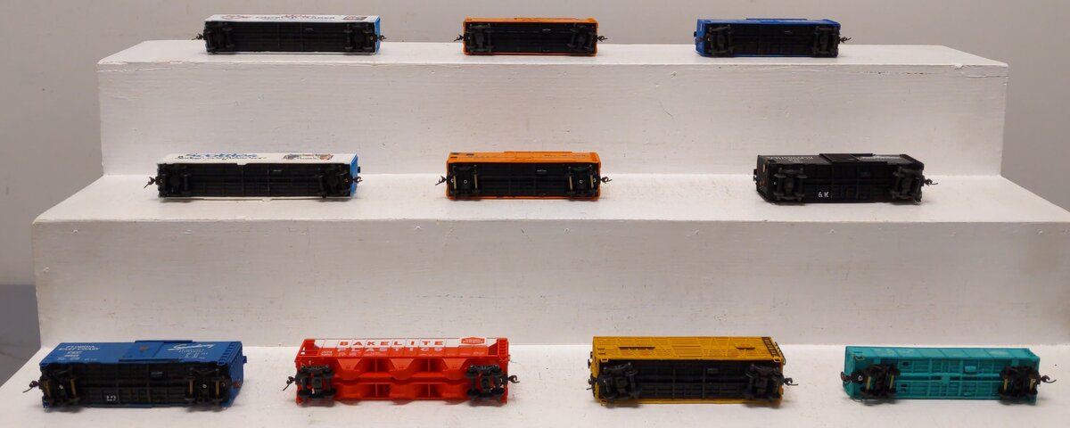 AHM HO Scale Assorted Freight Cars-Boxcars, Covered Hopper, & Loaded Gondola[10] EX
