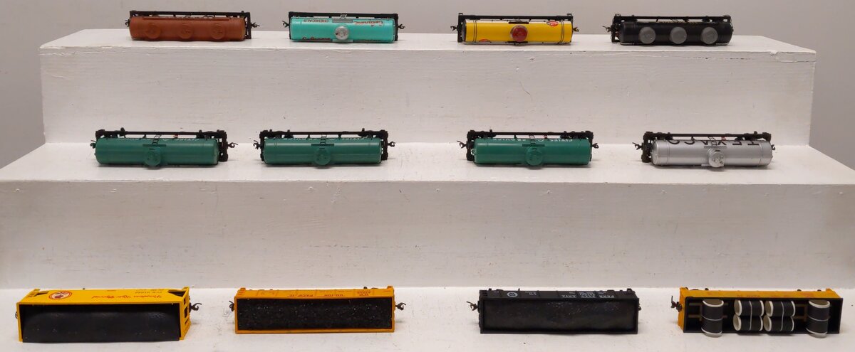 Assorted HO Scale Assorted Freight Car-Tank Cars, Hoppers, & Gondolas [12] EX