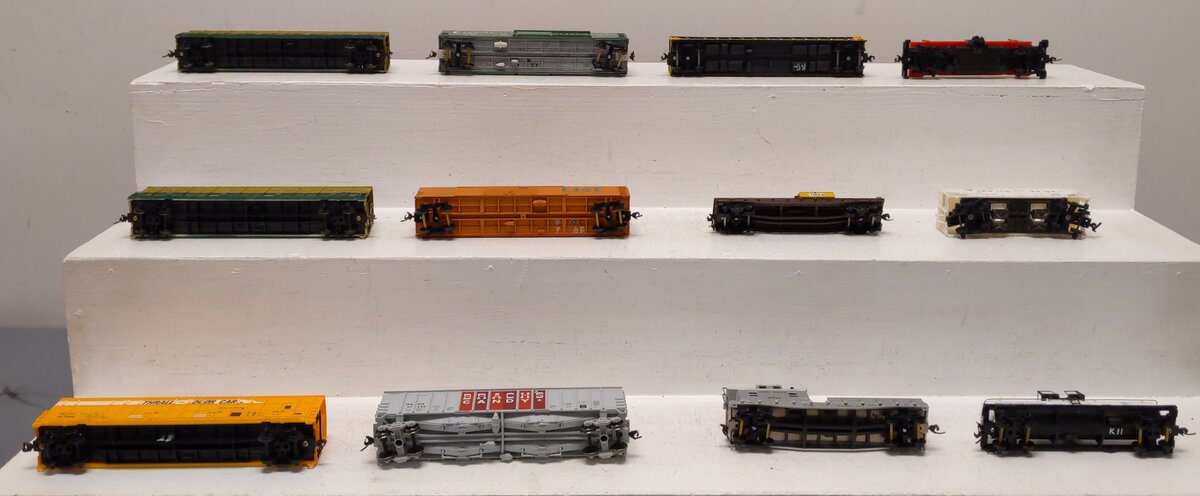 Assorted HO Scale Assorted Freight-Boxcars, Hoppers, Gondola, Tank, & Dump[12] EX