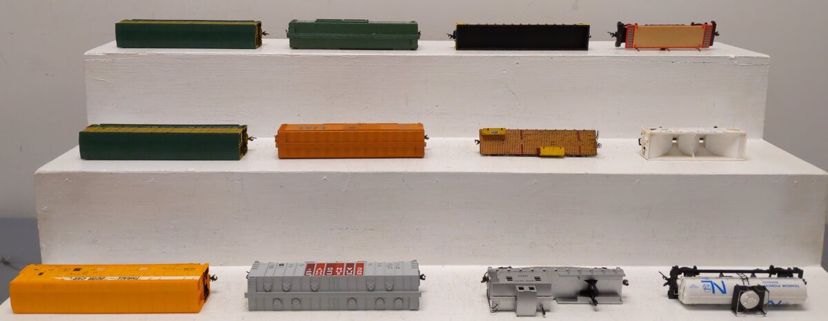Assorted HO Scale Assorted Freight-Boxcars, Hoppers, Gondola, Tank, & Dump[12] EX