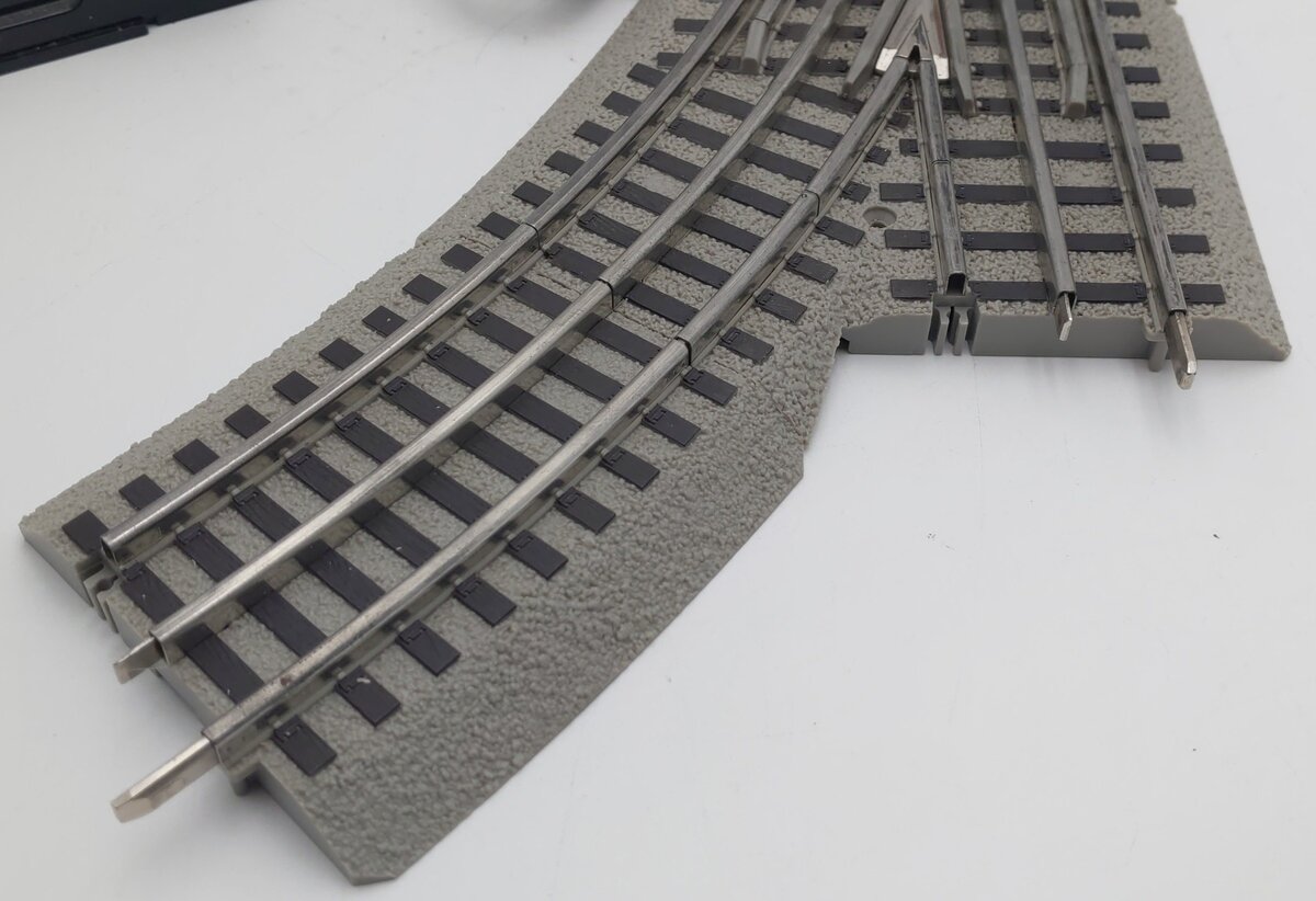 Lionel 6-81946 O-36 Remote Right Hand FasTrack Command Switch Turnout EX