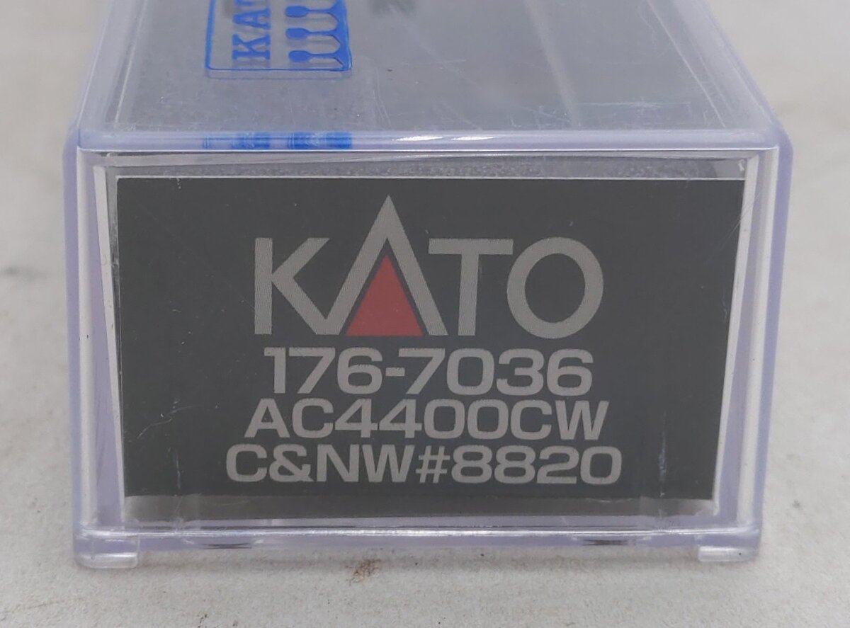 Kato 176-7036 N Chicago & North Western GE AC4400CW Diesel Locomotive #8820 LN/Box
