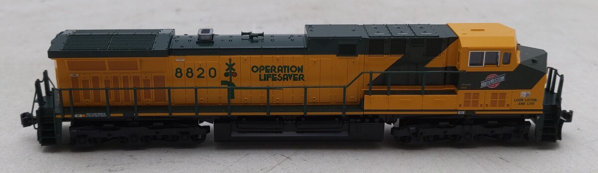 Kato 176-7036 N Chicago & North Western GE AC4400CW Diesel Locomotive #8820 LN/Box