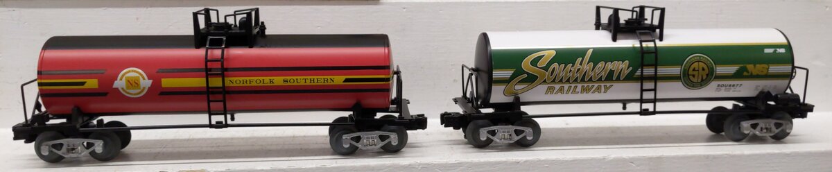 Lionel 2301120 O Gauge Unibody Tank Car (Pack of 2) LN/Box