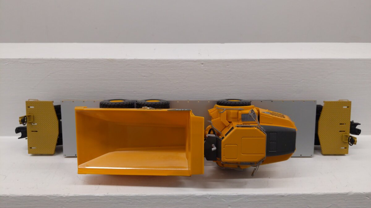 MTH 20-98500 O TTUX 47' Flat Car w/ Volvo A40D Hauler #141015 EX/Box