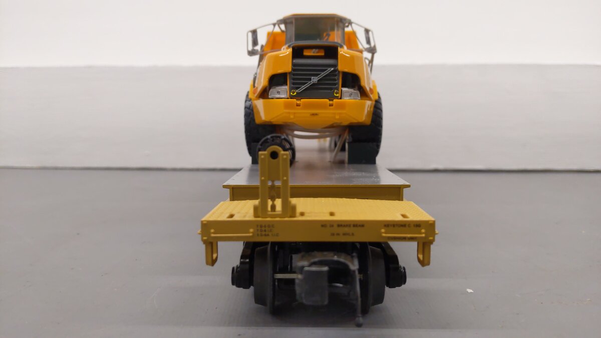 MTH 20-98500 O TTUX 47' Flat Car w/ Volvo A40D Hauler #141015 EX/Box