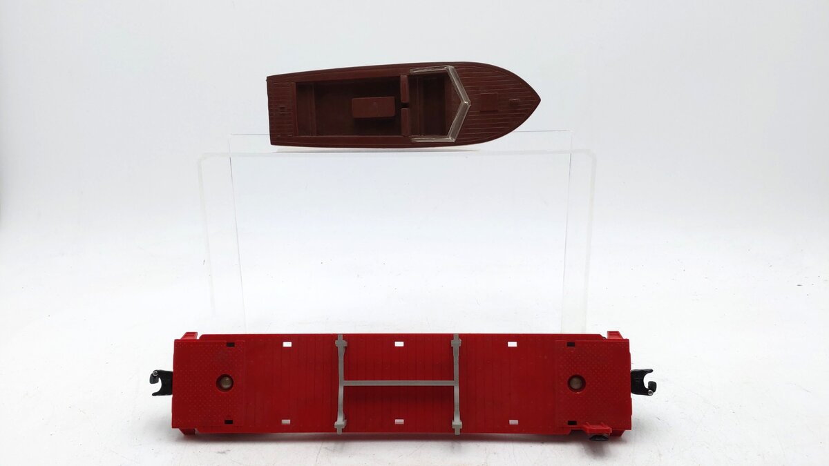 Lionel 6801 Vintage O Lionel Flatcar with Brown & White Boat EX/Box