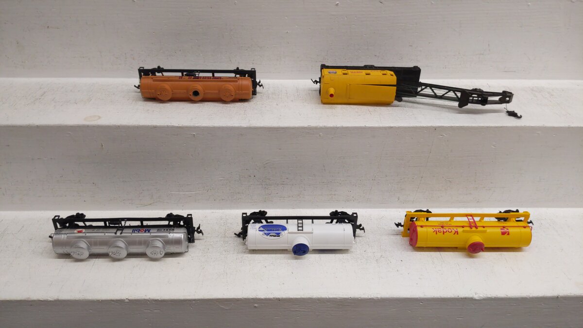 Assorted Bachmann HO Scale Tank and Crane Cars [5] EX