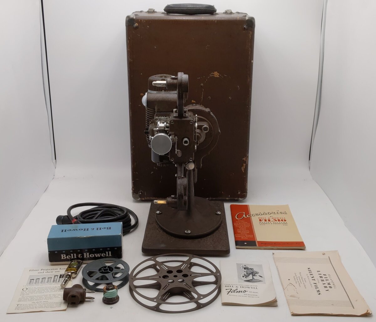Bell & Howell Vintage Filmo 16 mm Filmaster Projector w/ Carrying Case VG