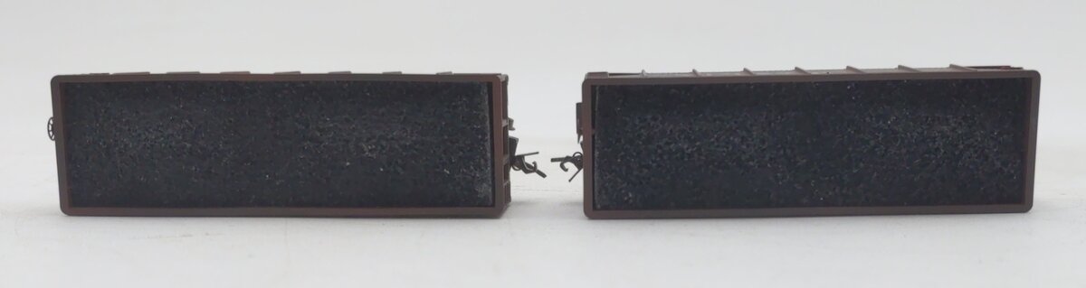 Micro-Trains 98305094 N SP Weathered 33' Twin Bay Hoppers (Set of 2)