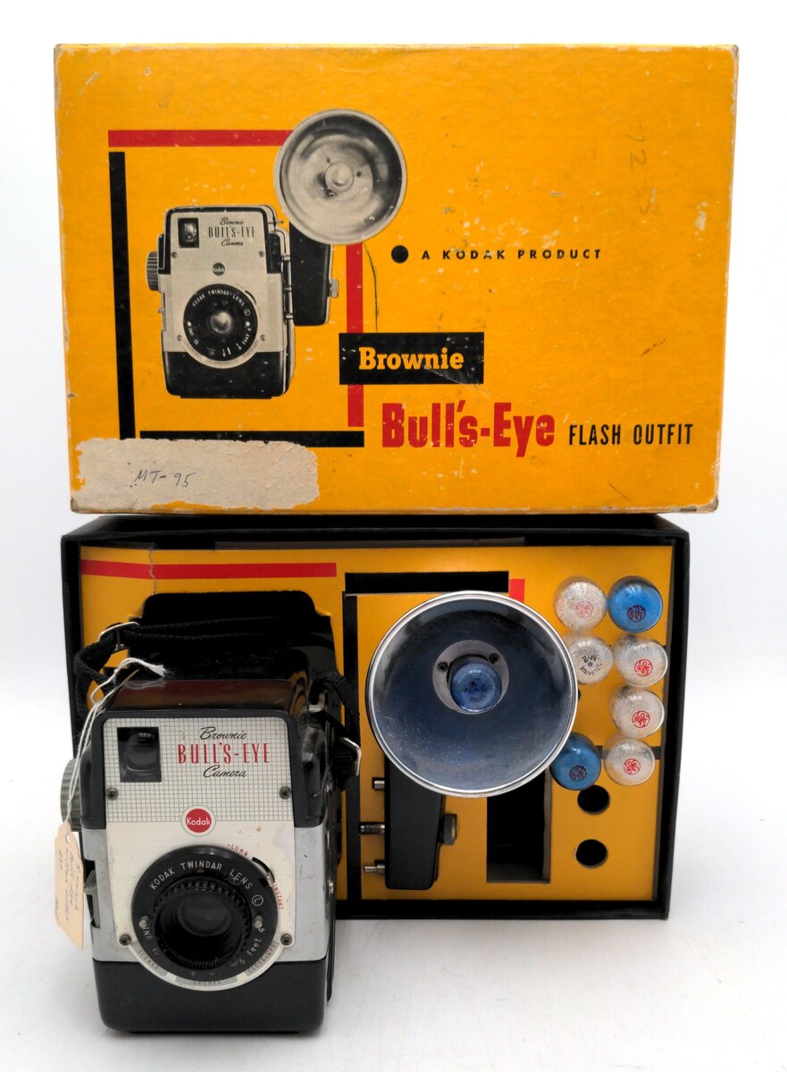Kodak Eastman Brownie Bulls-Eye film Vintage Camera (1954-1960) w/Flash Holder EX/Box