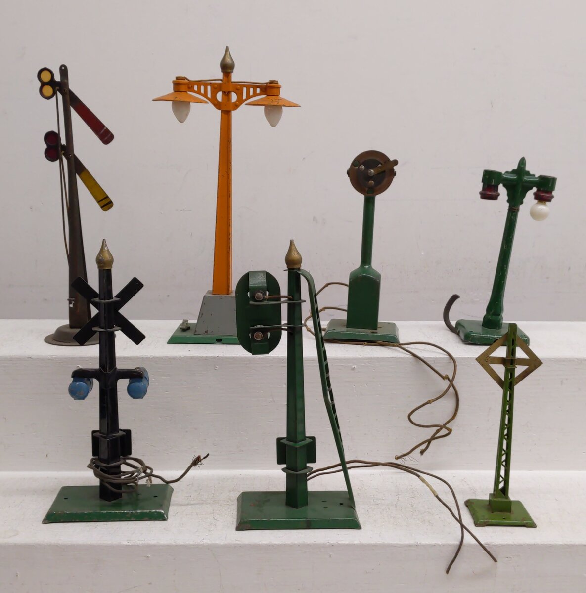 American Flyer Prewar Assorted Signals & Lights: 2210, 2118 [7]
