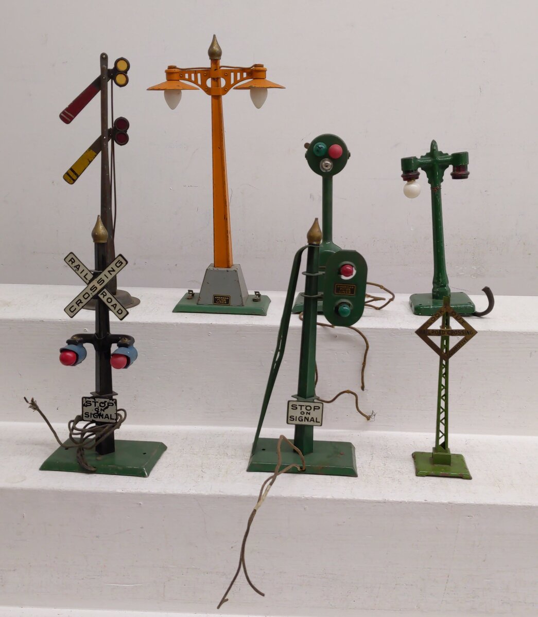 American Flyer Prewar Assorted Signals & Lights: 2210, 2118 [7]