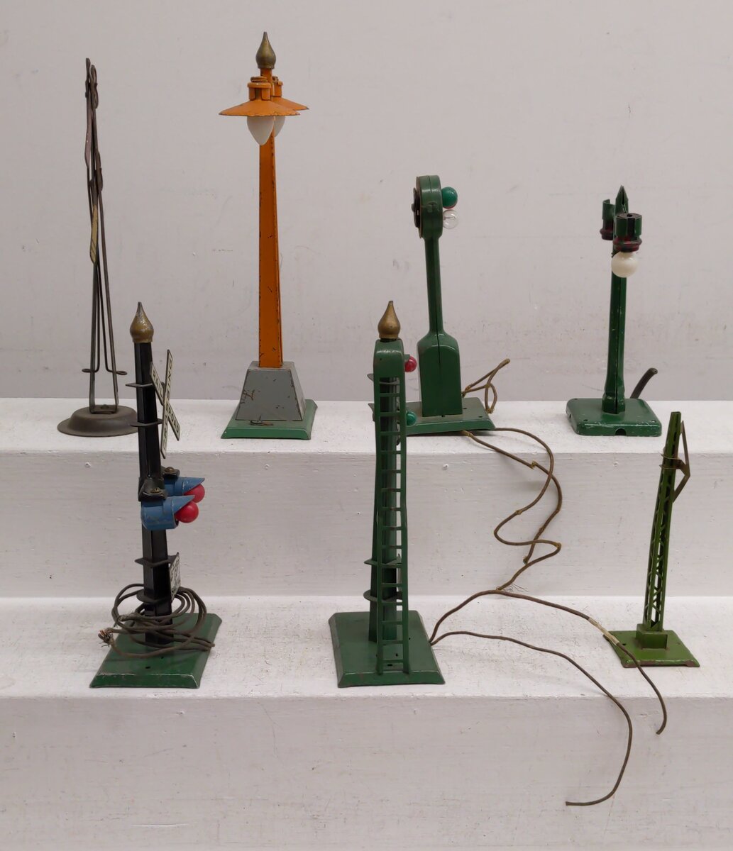 American Flyer Prewar Assorted Signals & Lights: 2210, 2118 [7]