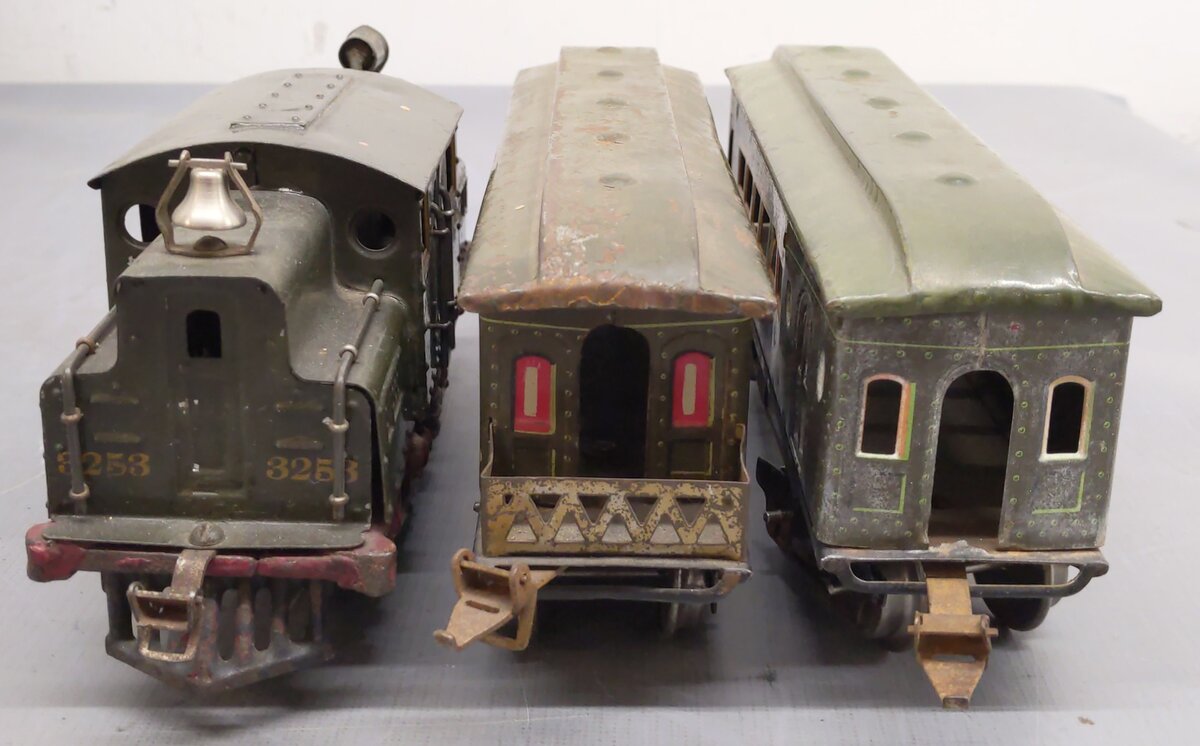 Ives 3253 Vintage O 0-4-0 Tinplate Prewar Electric Loco w/ (2) Passenger Cars