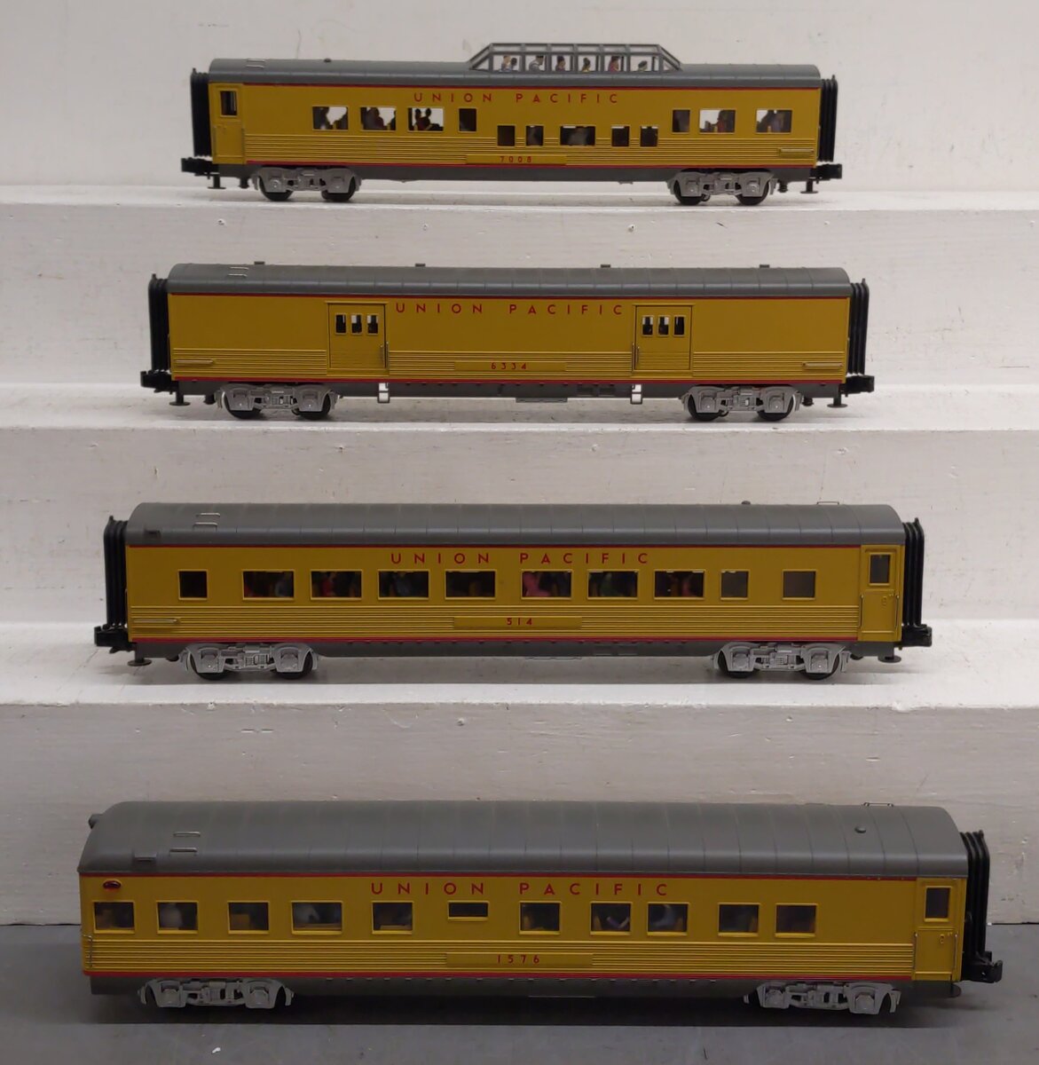MTH 30-6701 O Union Pacific 60' Streamlined ABS Passenger Set (Set of 4) EX/Box