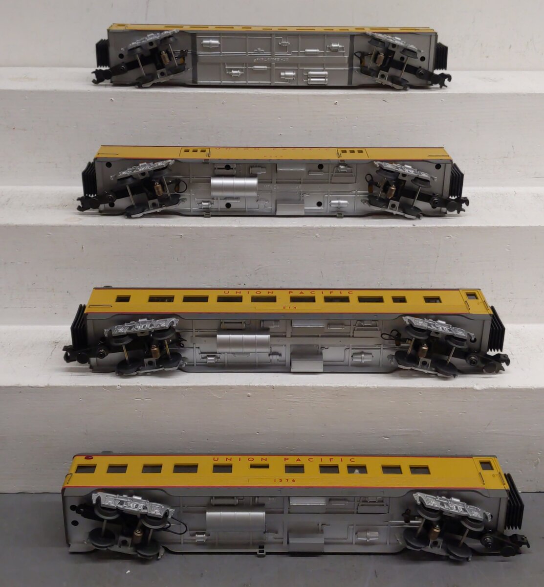 MTH 30-6701 O Union Pacific 60' Streamlined ABS Passenger Set (Set of 4) EX/Box