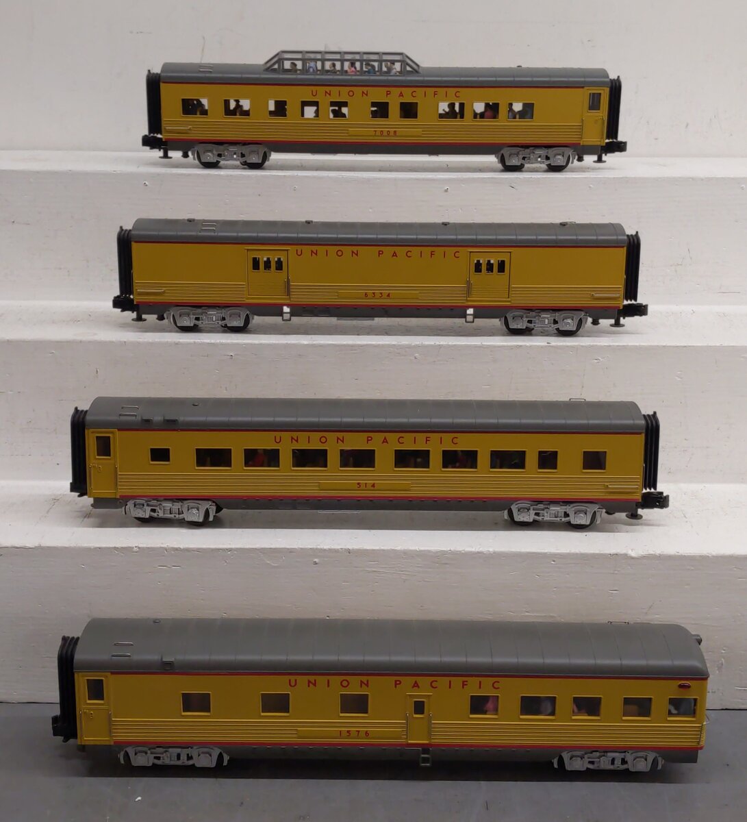 MTH 30-6701 O Union Pacific 60' Streamlined ABS Passenger Set (Set of 4) EX/Box