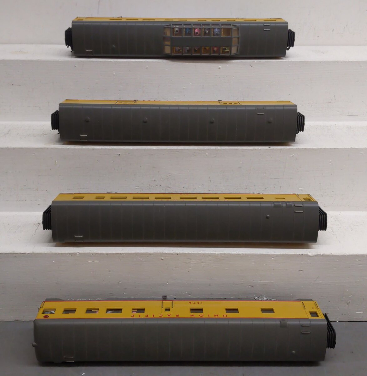 MTH 30-6701 O Union Pacific 60' Streamlined ABS Passenger Set (Set of 4) EX/Box