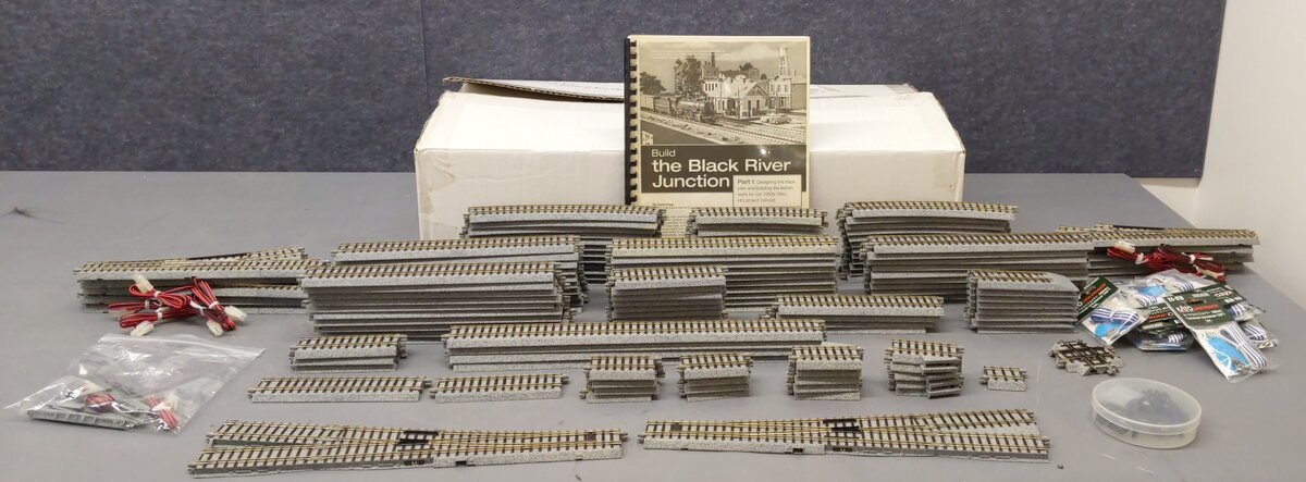 Kato 3-0680 HO Black River Junction Track Set [157pcs] EX/Box
