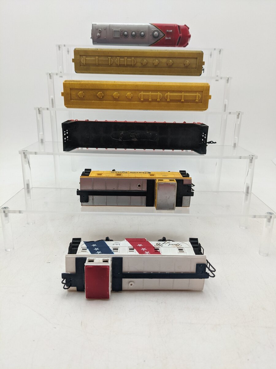 HO Scale Assorted Freight Cars & Diesel Engine [6] EX