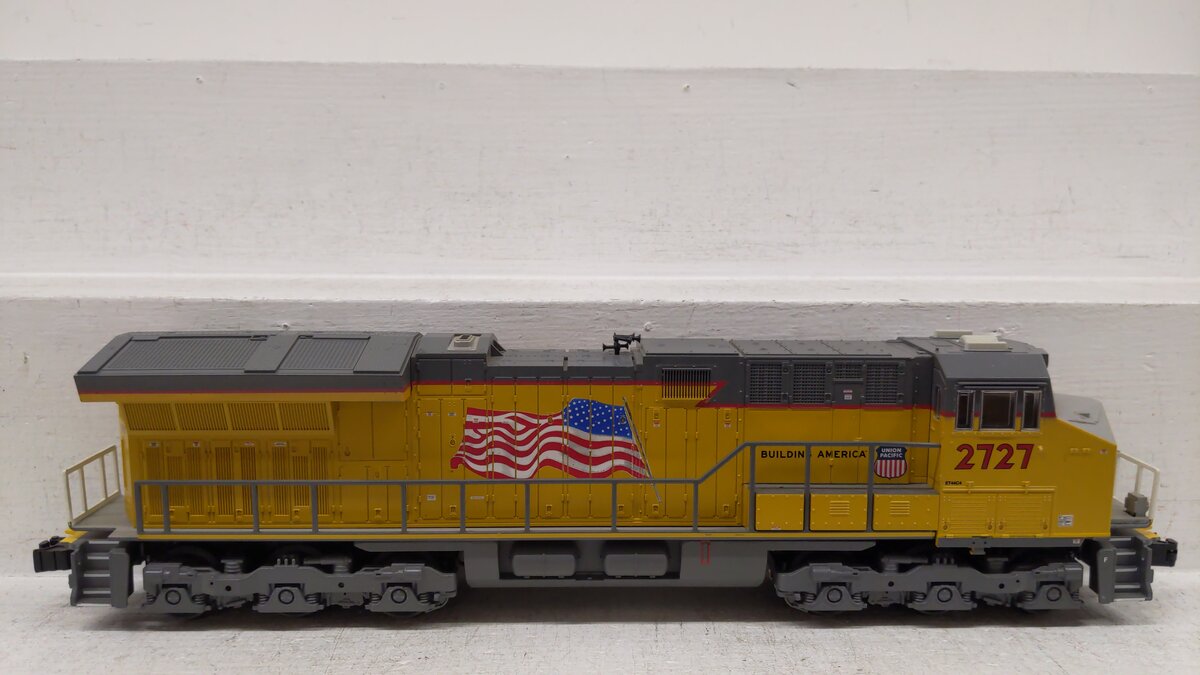 Lionel 1934042 O Union Pacific LionChief Plus 2.0 ET44AC Diesel Locomotive #2727 EX/Box