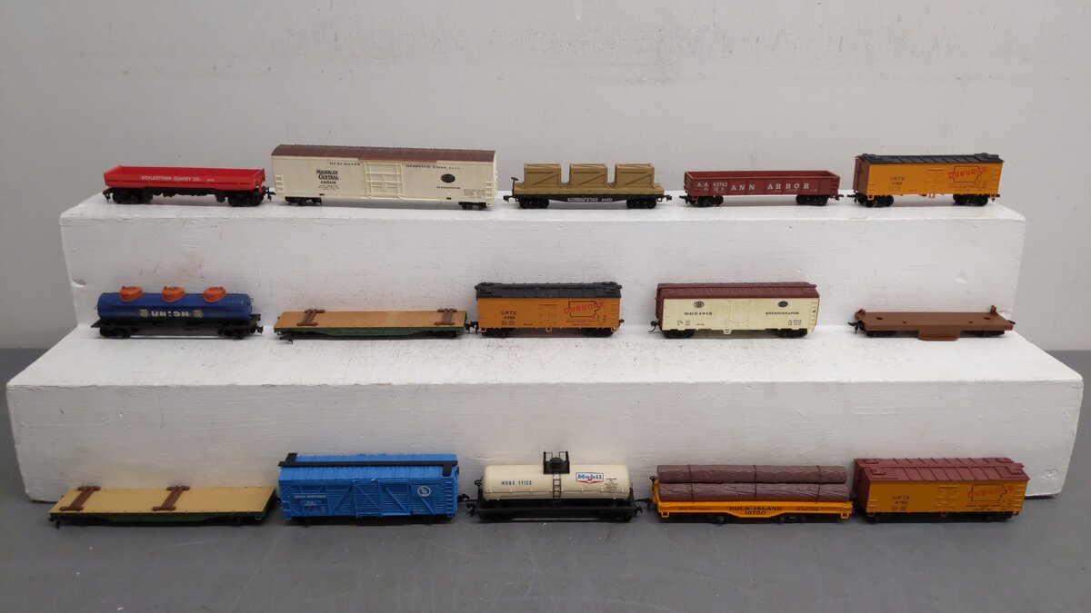 HO Scale Assorted Freight Cars [15] EX