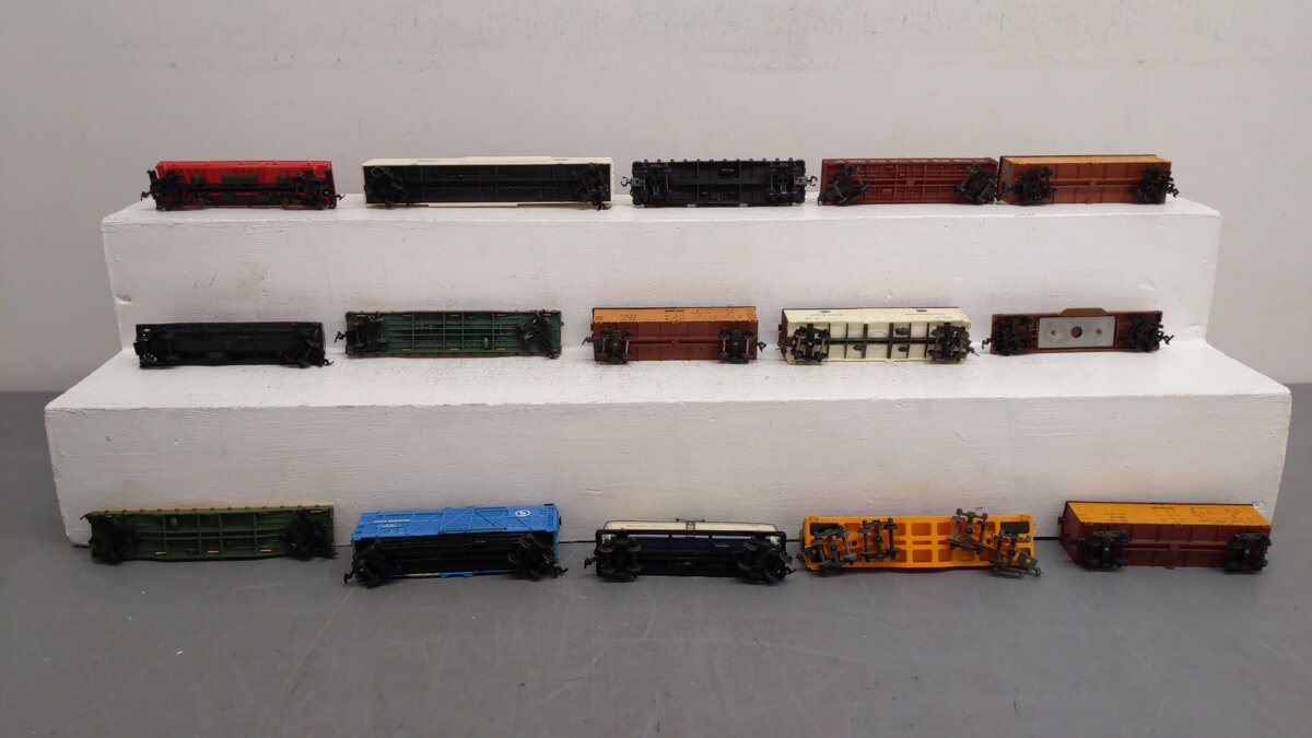 HO Scale Assorted Freight Cars [15] EX