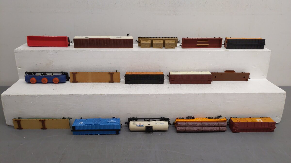 HO Scale Assorted Freight Cars [15] EX